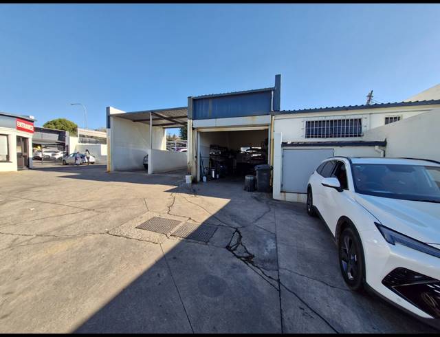 3,000M² SHOWROOM FOR SALE IN LYNDHURST